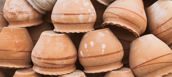 Quels sont les avantages d'utiliser une olla en terre cuite pour le jardinage ?